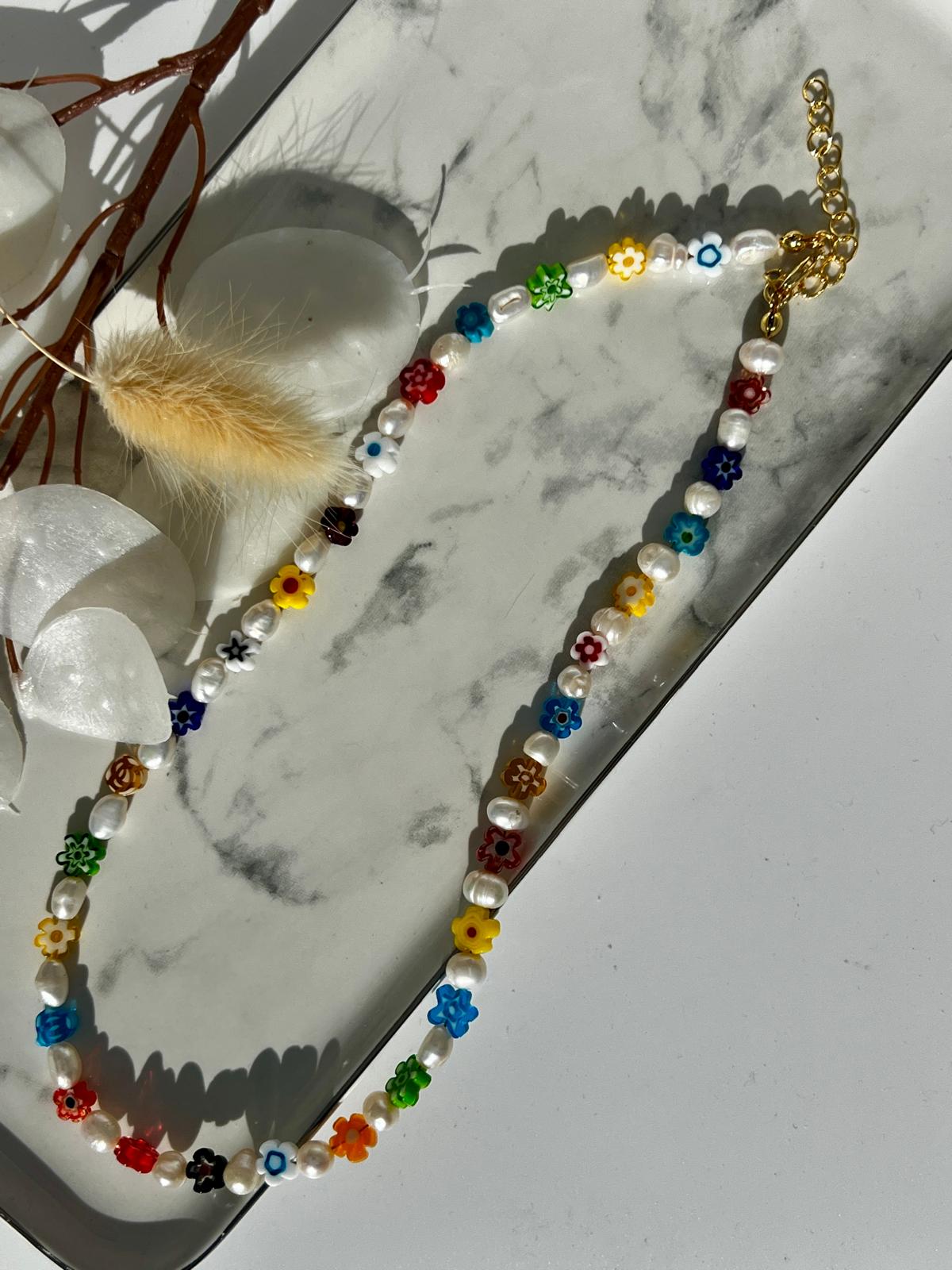 Collar de perlas con flores de millefiori