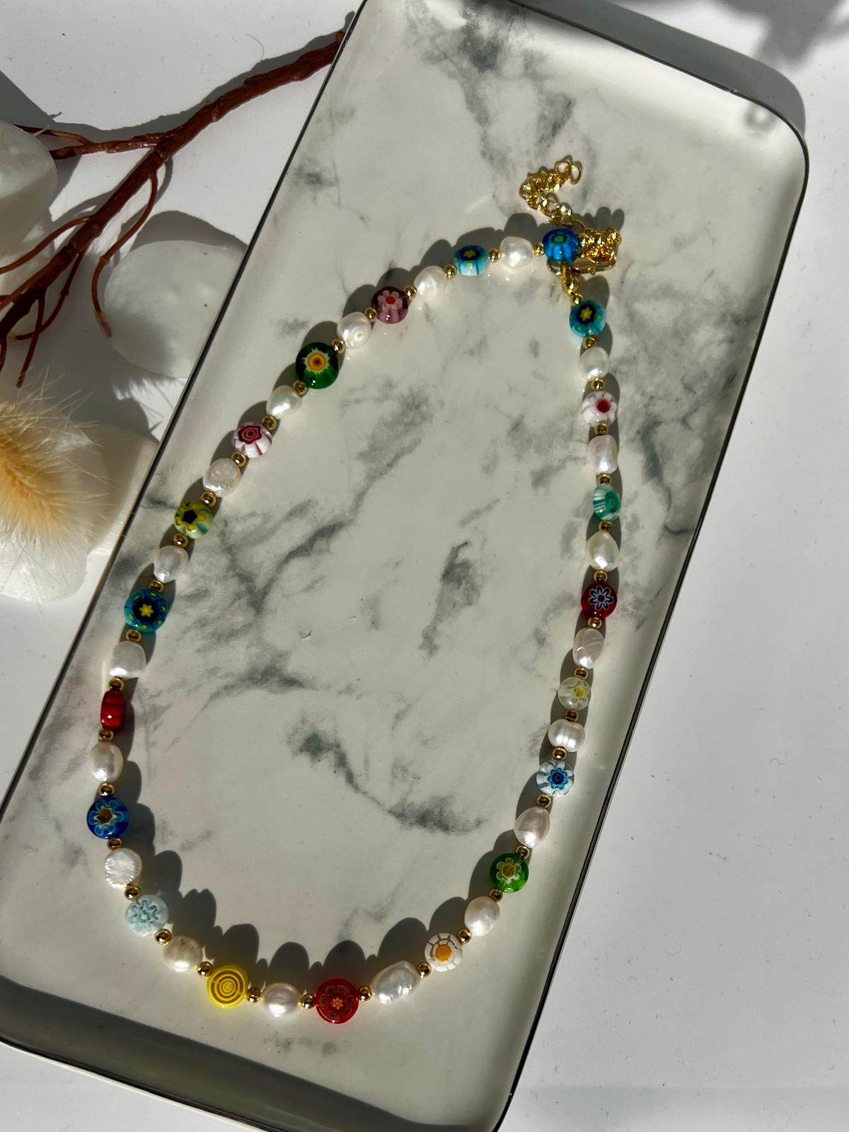 Collar de perlas con flores de millefiori