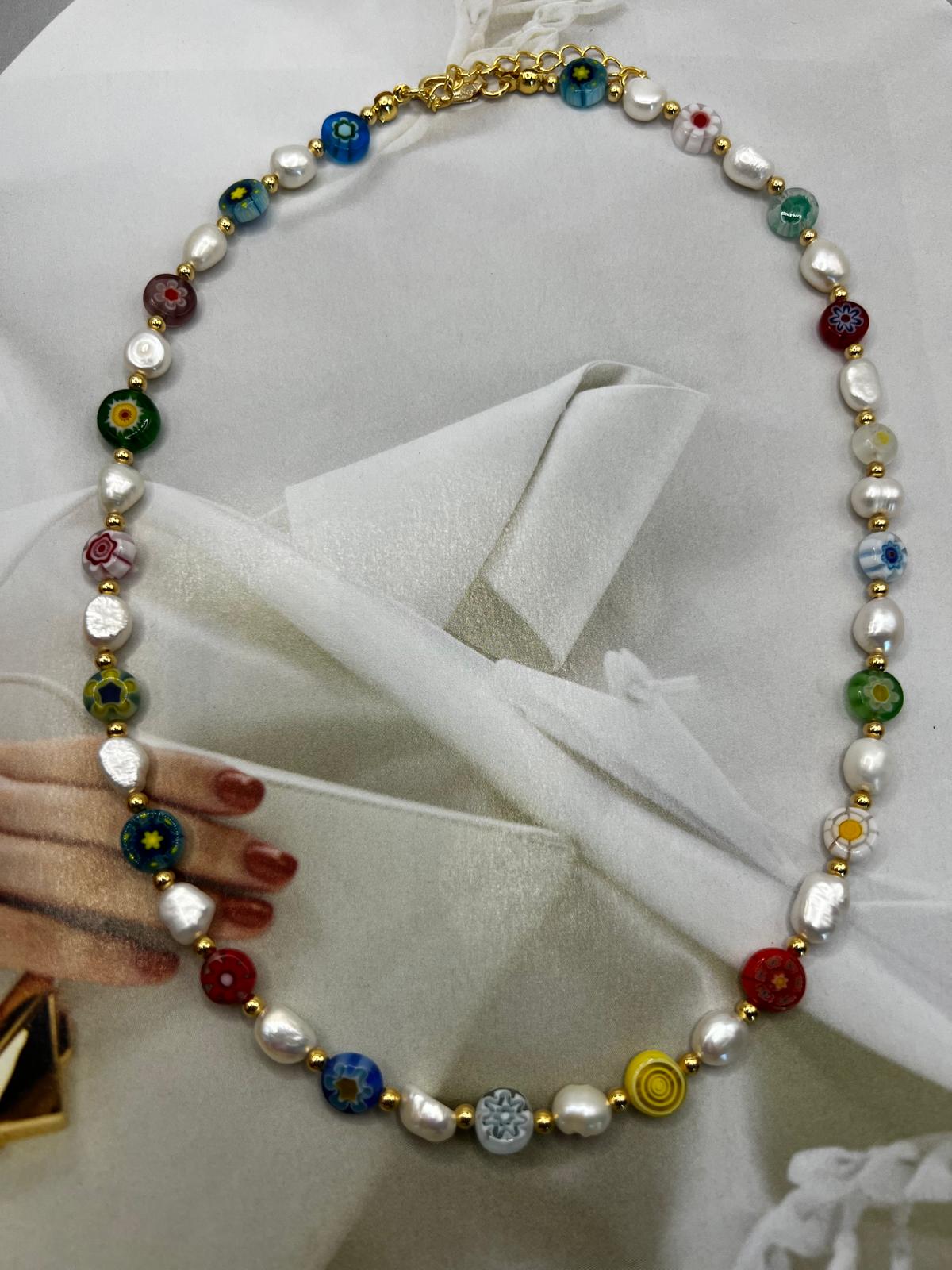 Collar de perlas con flores de millefiori