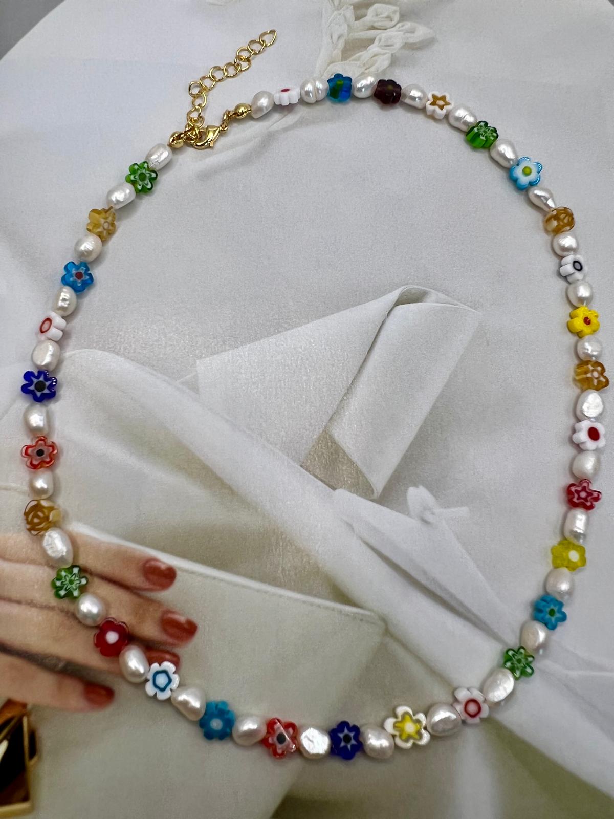 Collar de perlas con flores de millefiori