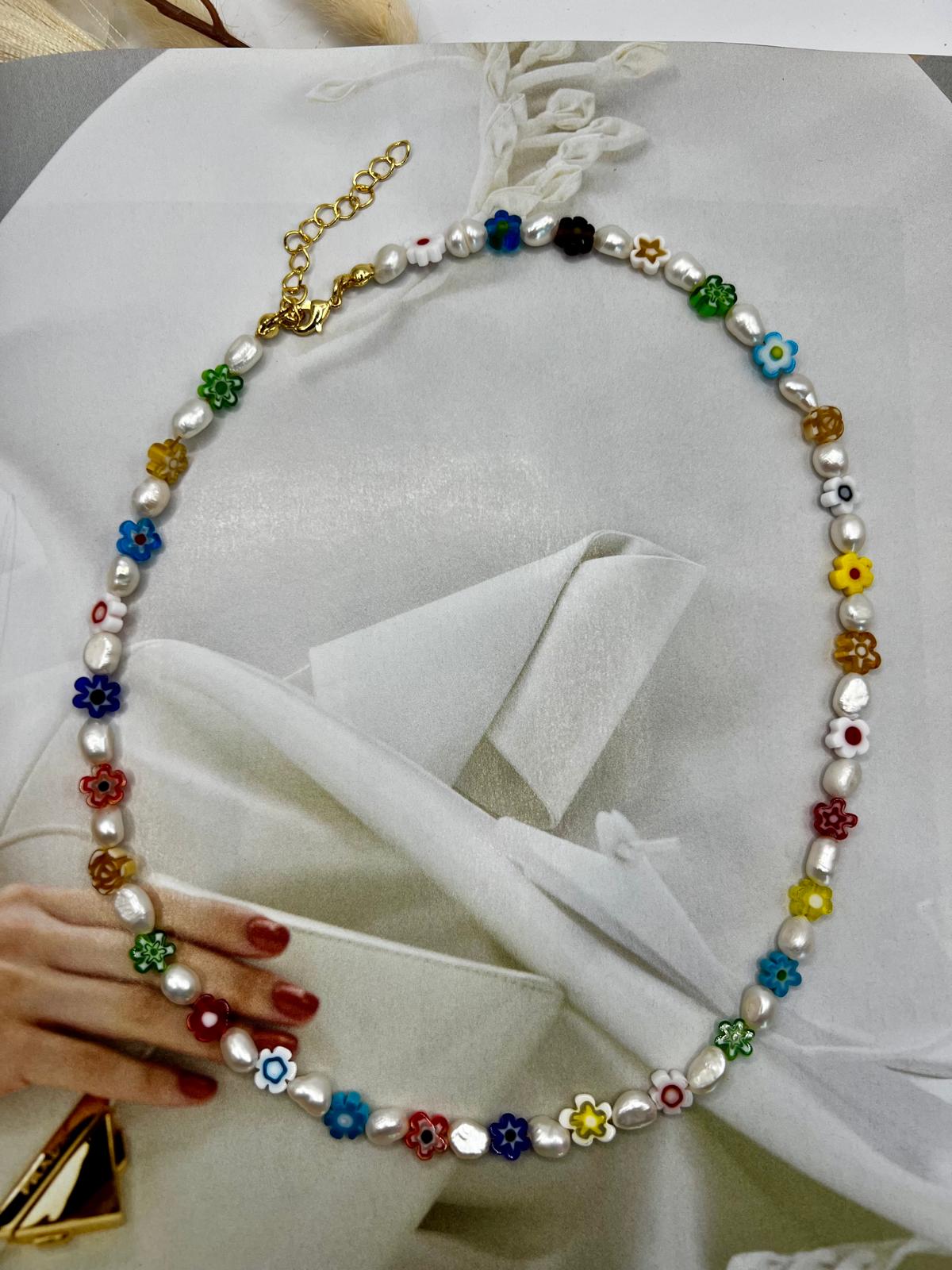 Collar de perlas con flores de millefiori