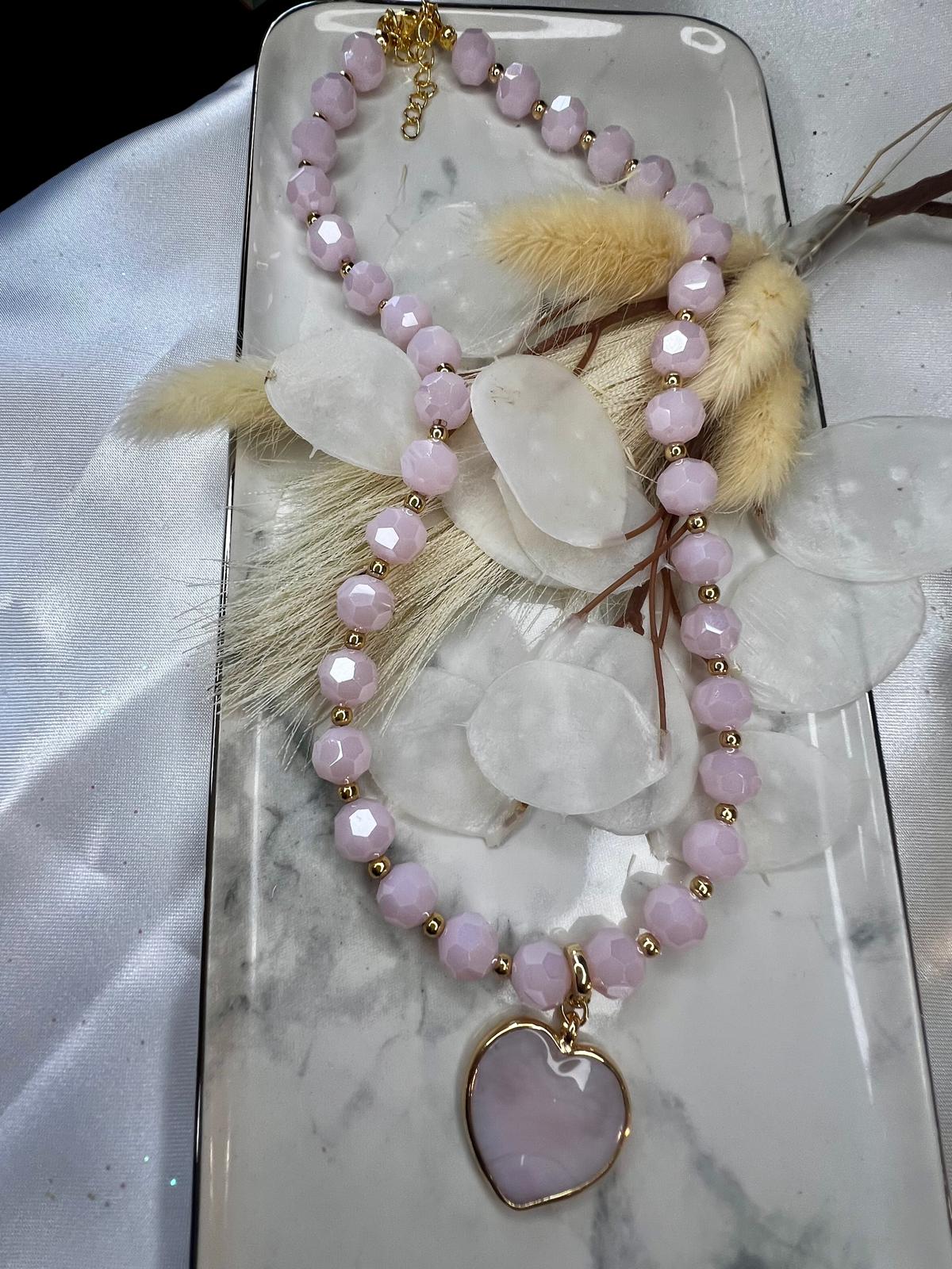 Collar de rondelles facetados en rosa con corazón