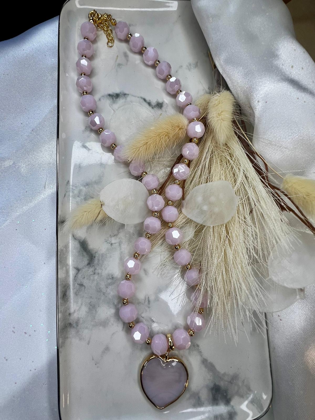 Collar de rondelles facetados en rosa con corazón
