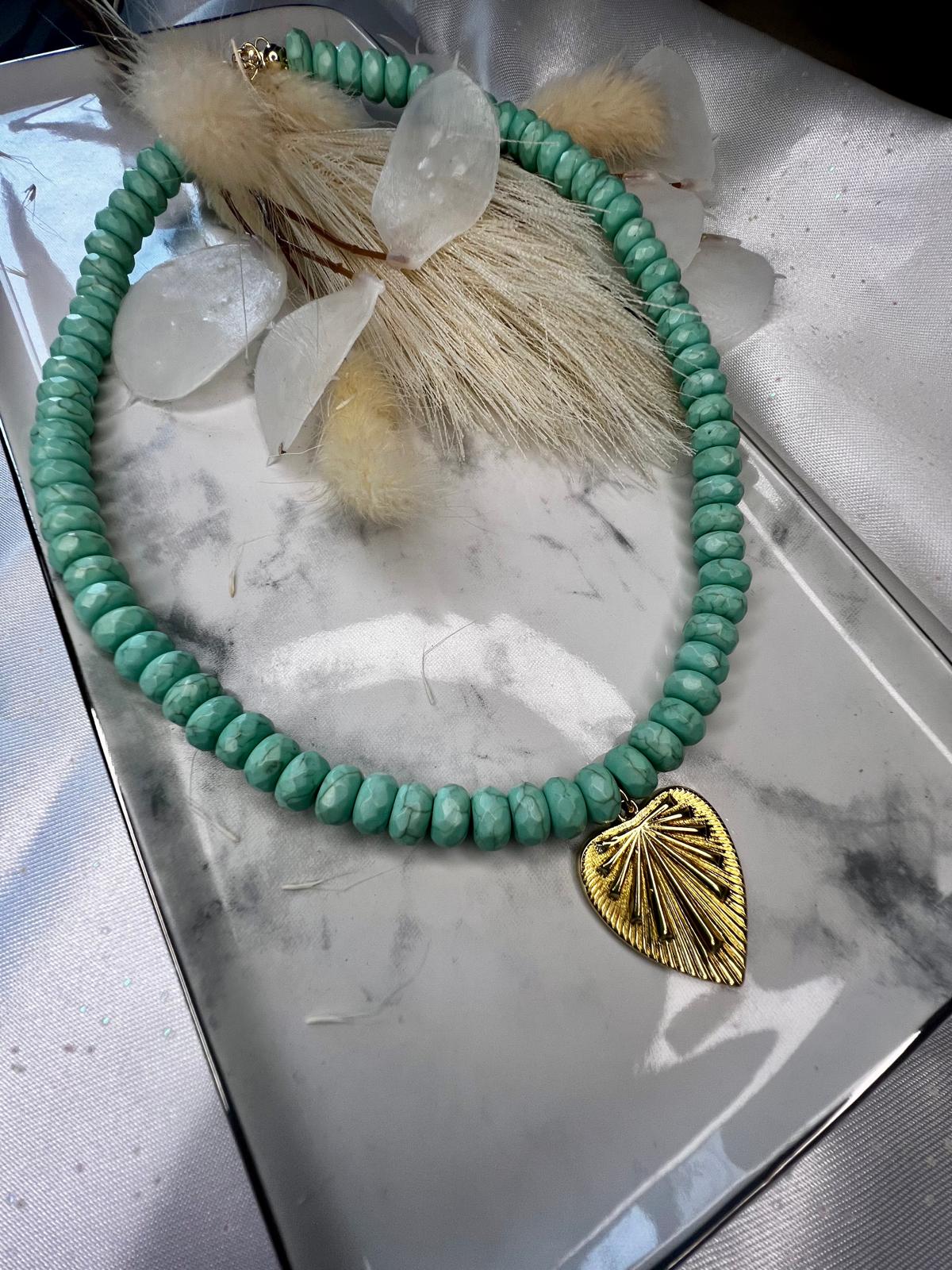 Collar de corazón turquesa